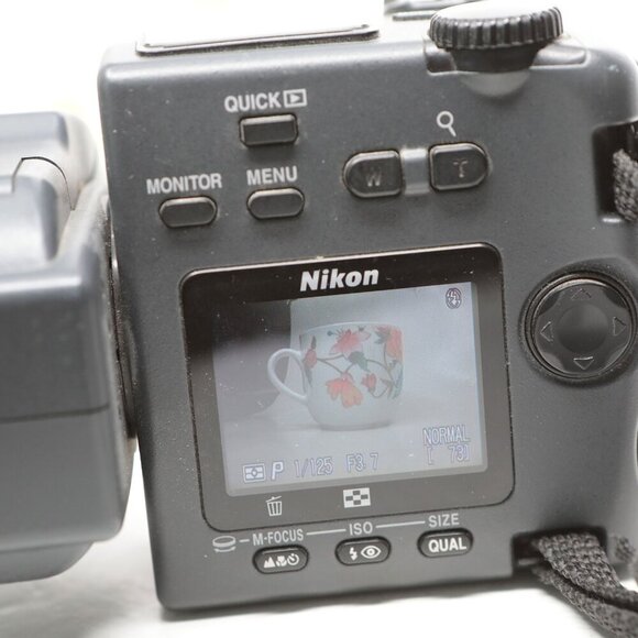 Vintage Nikon CoolPix 995 3.3MP Digital Camera Digicam Y2K Photography Travel - Picture 7 of 16